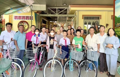 Phường Thái Hòa, TP.Tân Uyên: Trao 30 xe đạp cho trẻ em khó khăn
