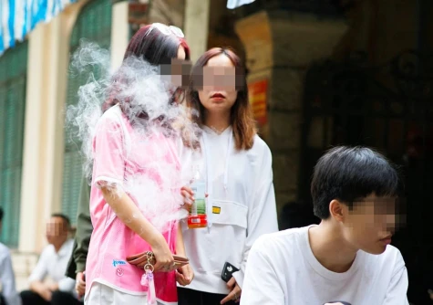 Hút thuốc lá trong nữ sinh, nữ thanh niên: Vấn đề cần nhìn nhận nghiêm túc