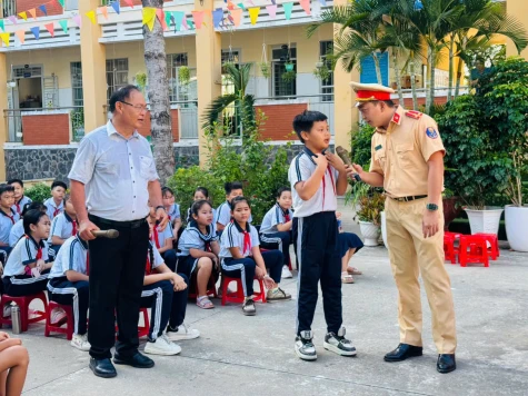 Tuyên truyền an toàn giao thông và phòng, chống đuối nước cho học sinh trong mùa mưa bão