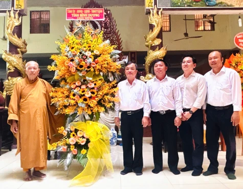 Lãnh đạo tỉnh thăm, chúc mừng Hoà thượng Thích Thiện Duyên nhân lễ Phật đản năm 2025