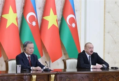 Party chief witnesses signing of Vietnam-Azerbaijan agreements, addresses media after Baku talks
