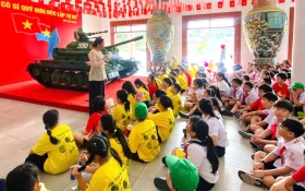 “Việt Nam - Khát vọng hòa bình, thống nhất non sông”