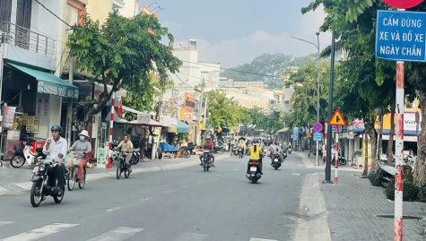 Các tuyến đường nội ô TP.Thủ Dầu Một gắn biển cấm đỗ xe ngày chẵn-lẻ: Tạo sự chuyển biến về an toàn giao thông, mỹ quan đô thị