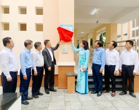 Trao tặng phòng học và học bổng trường THCS Lạc An