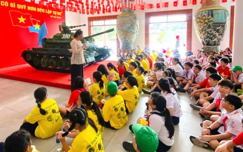 “Việt Nam - Khát vọng hòa bình, thống nhất non sông”