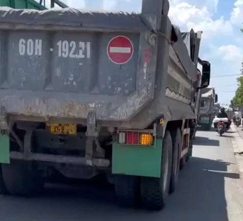 Xe ben nối đuôi chạy vào làn xe mô tô, hai tài xế bị xử lý