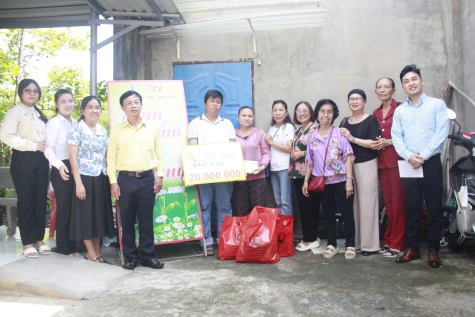 Chương trình “Ươm mầm khát vọng” trao hỗ trợ cho 2 bệnh nhi có hoàn cảnh khó khăn