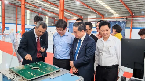 Đoàn công tác của Bộ Khoa học và Công nghệ thăm quan Nhà máy bán dẫn của CT Semiconductor