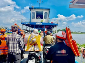 Bến đò ngang An Sơn (xã An Sơn, TP.Thuận An): Vẫn còn nhiều hành khách thờ ơ không mặc áo phao