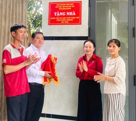 Trao nhà chữ thập đỏ cho 2 gia đình có hoàn cảnh khó khăn ở huyện Bắc Tân Uyên