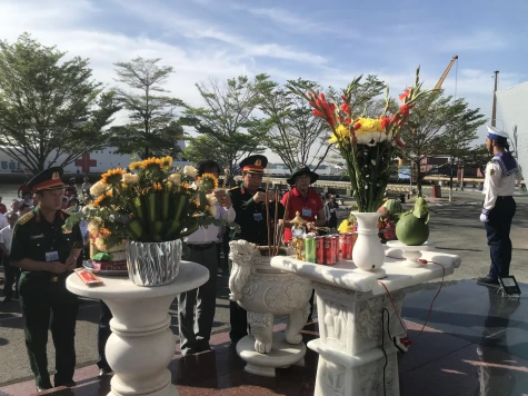 Đoàn công tác số 22 thắp hương tưởng niệm anh hùng liệt sĩ Đoàn tàu không số