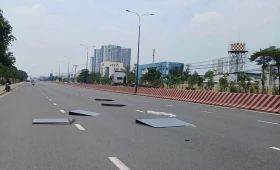 Rớt tấm thép xuống đường gây nguy hiểm, tài xế lái xe đầu kéo bị xử lý