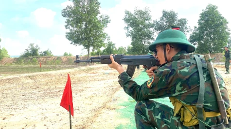 100% chiến sĩ mới hoàn thành bài kiểm tra bắn tổng hợp