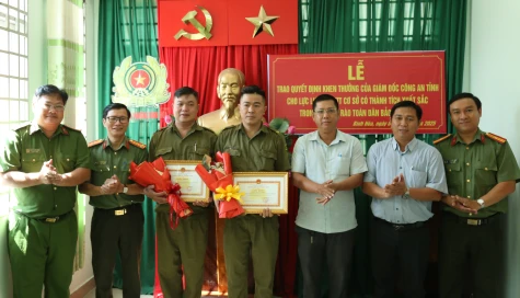 Giám đốc Công an tỉnh: Tặng giấy khen 2 thành viên lực lượng tham gia bảo vệ an ninh trật tự ở cơ sở
