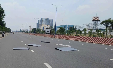 Rớt tấm thép xuống đường gây nguy hiểm, tài xế lái xe đầu kéo bị xử lý