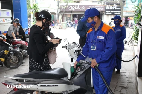 Giá xăng dầu bật tăng, mặt hàng RON95-III tiến sát ngưỡng 19.600 đồng