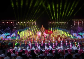 Party chief attends opening of National Sen Village Festival 2025