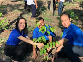 青年团员在美福工业园区种植一万棵树