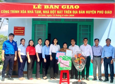 Huyện Phú Giáo: Bàn giao 5 công trình xóa nhà tạm, nhà dột nát
