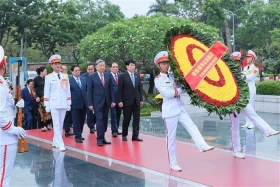 胡志明主席诞辰135周年：越南党和国家领导人入陵瞻仰胡志明主席遗容