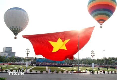 Nghệ An: Lễ chào cờ và bay Đại kỳ Tổ quốc trên không gian Quảng trường Hồ Chí Minh
