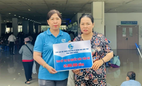 Thăm hỏi, tặng quà cho bệnh nhi ung thư