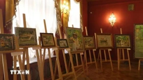 胡志明主席诞辰135周年：已故画家图曼·朱马巴耶夫通过画展展现对越南的热爱