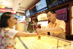 Giá vàng trong nước tiếp tục đi lên, giao dịch quanh mức 121,3 triệu đồng