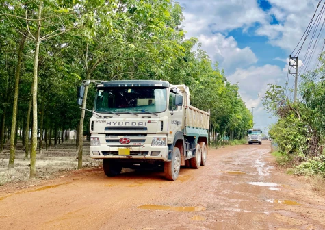 Xe tải lưu thông tần suất cao, đường xuống cấp