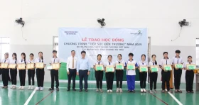 为取得优异成绩的学生颁发290份奖学金