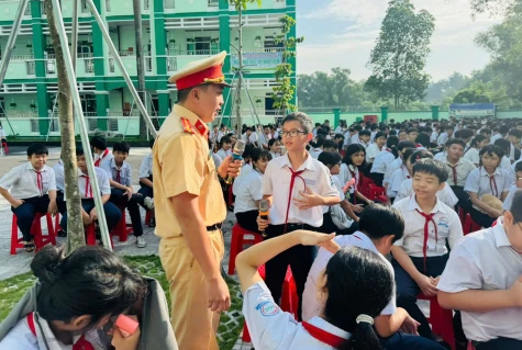 Nâng cao kiến thức an toàn giao thông và phòng, chống tai nạn đuối nước trong học sinh