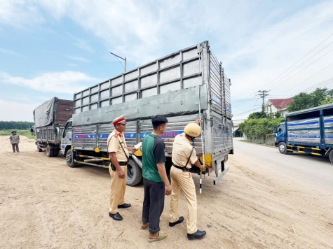 Thông tin tiếp theo bài viết "Đường xuống cấp, dân kêu cứu": Lực lượng chức năng kiểm tra xử lý nhiều trường hợp tài xế vi phạm