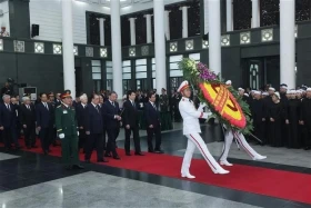 越南原国家主席陈德良吊唁仪式在国家殡仪馆举行
