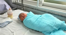 Một bé gái sơ sinh bị bỏ rơi trên đường