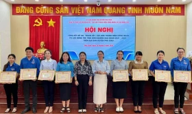 表彰在青年工人团结聚集工作中取得优异成绩的个人和集体
