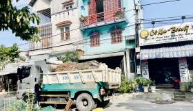 Xe tải chở đất đá cao hơn thùng, không phủ bạt vô tư lưu thông trên đường