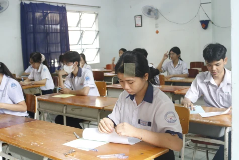 Thí sinh bắt đầu ngày thi đầu tiên vào lớp 10 Trường THPT Chuyên Hùng Vương