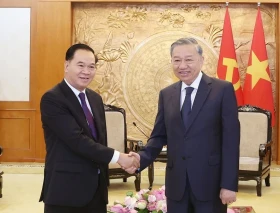 苏林会见老挝人民革命党中央办公厅主任通沙立
