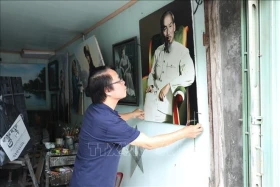 天主教画家绘制千幅胡伯伯肖像