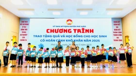 富教县向困难学生颁发300份奖学金
