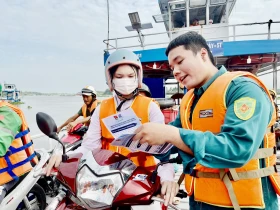 Tuyên truyền pháp luật cho người dân mặc áo phao khi tham gia giao thông thủy