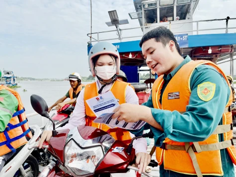 Tuyên truyền pháp luật cho người dân mặc áo phao khi tham gia giao thông thủy