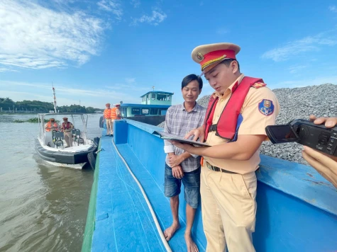 Tuyên truyền, ký cam kết chấp hành Luật Giao thông đường thủy