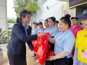 Hàng trăm phần quà được trao tặng trong “Bữa cơm Công đoàn”