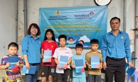 Tặng quà cho con em công nhân nhà trọ, có hoàn cảnh khó khăn