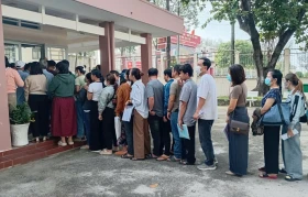 Người dân làm thủ tục hành chính tăng cao
