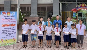 Thị trấn Lai Uyên (huyện Bàu Bàng): Tặng quà cho trẻ em có hoàn cảnh khó khăn