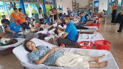 Gần 400 cán bộ viên chức, đoàn viên thanh niên tham gia hiến máu nhân đạo