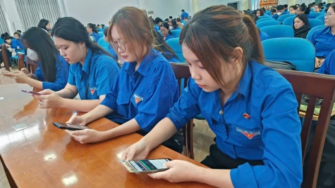Tuổi trẻ TDMU chung tay đẩy mạnh phong trào bình dân học vụ số