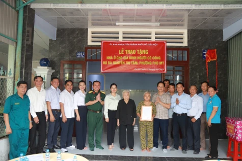 TP.Thủ Dầu Một bàn giao nhà tình nghĩa cho gia đình người có công
